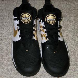 Nike Team Hustle D9 Size 6.5Y